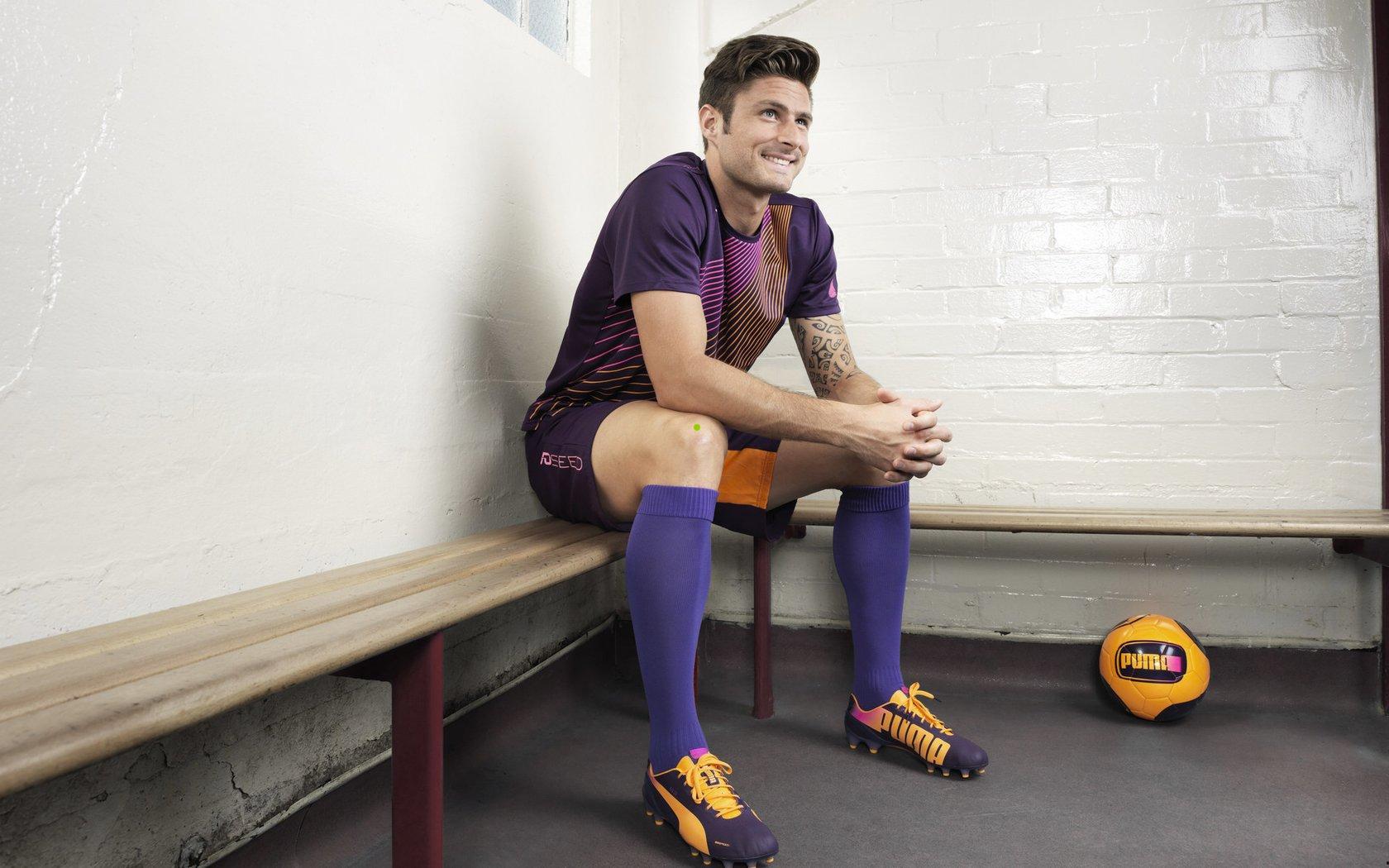 皇马欧冠迎战曼城名单揭晓,姆巴佩带伤入选,后卫线仅四人留守